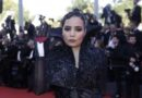 المخرجة المغربية أسماء المدير تحمل علم فلسطين فى ختام مهرجان كان